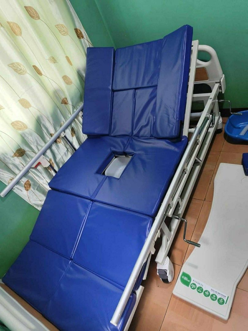 Hospital Bed (Category: Medical Supplies & Tools) located in Taguig. Submitted by vintagelax (Listing ID 1454487355, Image 2). Description: - Fully adjustable manual hospital bed - Multiple sections for customized positioning - Integrated safety side rails - Equipped with wheels for effortless movement - Perfect for home healthcare and patient comfort Negotiable for serious buyers. Location is Taguig, near BGC. .