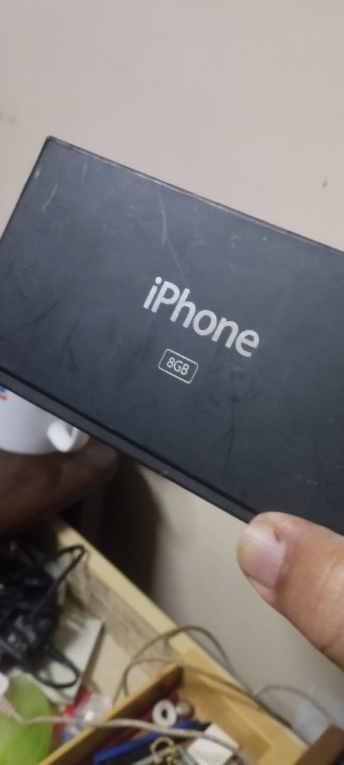 Iphone 2g 8gb with box (Category: Others) located in Taguig. Submitted by sonnydela.cruz (Listing ID 1454389454, Image 3). Description: rare iphone 2g with box ang manuals USB charger issue may tama LCD all buttons working pati home button .