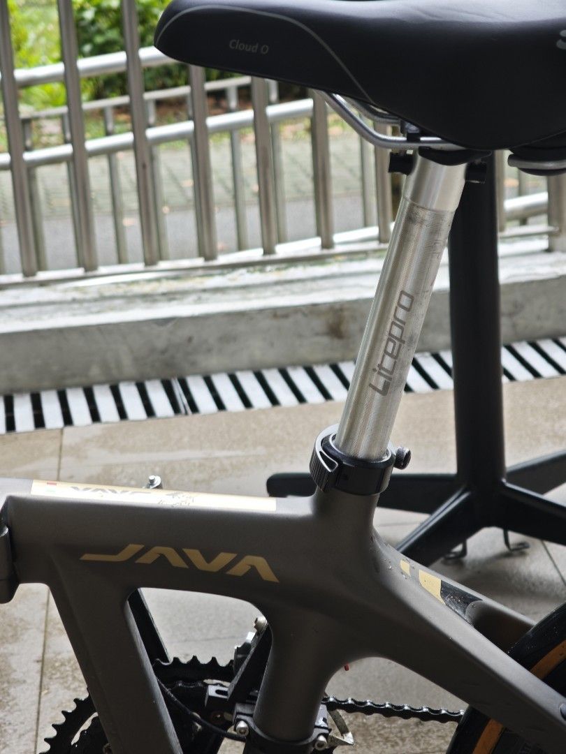 Java Aria Folding Bicycle (Category: Bicycles) located in Singapore. Submitted by a_fernvale_seller (Listing ID 1454535086, Image 8). Description: Can Negotiate ✅ Official Java Aria Foldable ✅ Carbon Frame ✅ Upgraded Tyres (Schwalbe One, 20x1.10) ✅ Upgraded Promend Pedals ✅ Upgraded Promend Handles ✅ Upgraded Litepro Seatbar ✅ Upgraded Velo Memory Form Seat ✅ 9 x 3 Gear Speed ✅ Can always be customised ℹ️ Only Bell & Basket included ℹ️ Minor Rust