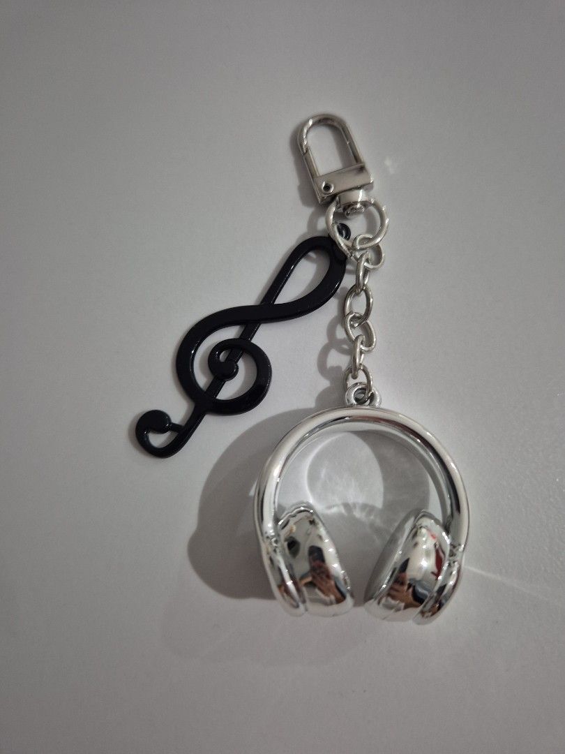 Keychain (Category: Character Goods) located in Singapore. Submitted by scrunchie (Listing ID 1454512936, Image 2). Description: Cute keychains for sale. 1. Bear keychain 2. Music keychain Perfect as gifts! .