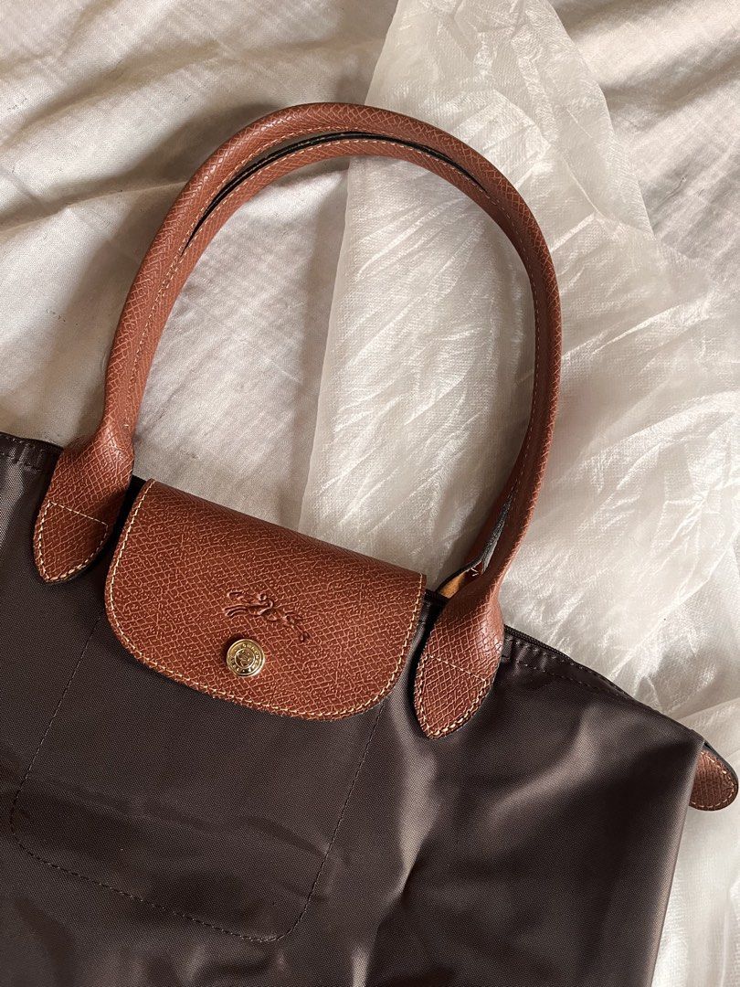 Longchamp totw longhandle ebony medium (Category: Luxury Bags & Wallets) located in San Jacinto. Submitted by kellysthrift_ (Listing ID 1454393974, Image 1). Description: Longhandle longchamp.