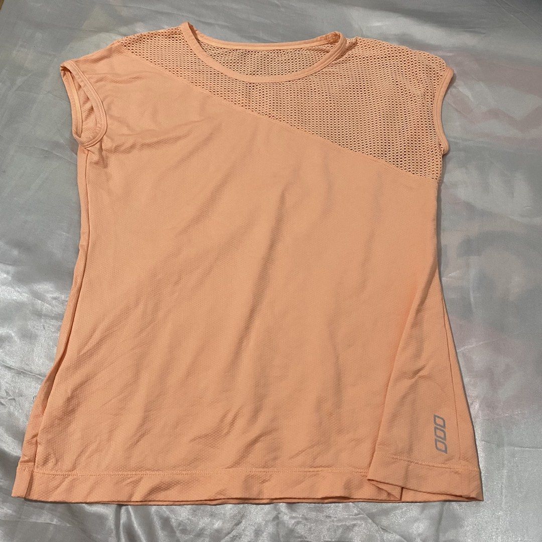 LORNA JANE SPORTS TOP (Category: Activewear) located in San Carlos. Submitted by finest_selection (Listing ID 1454519920, Image 1). Description: Lorna jane sports top S-M Super like new; comfy and lightweight.