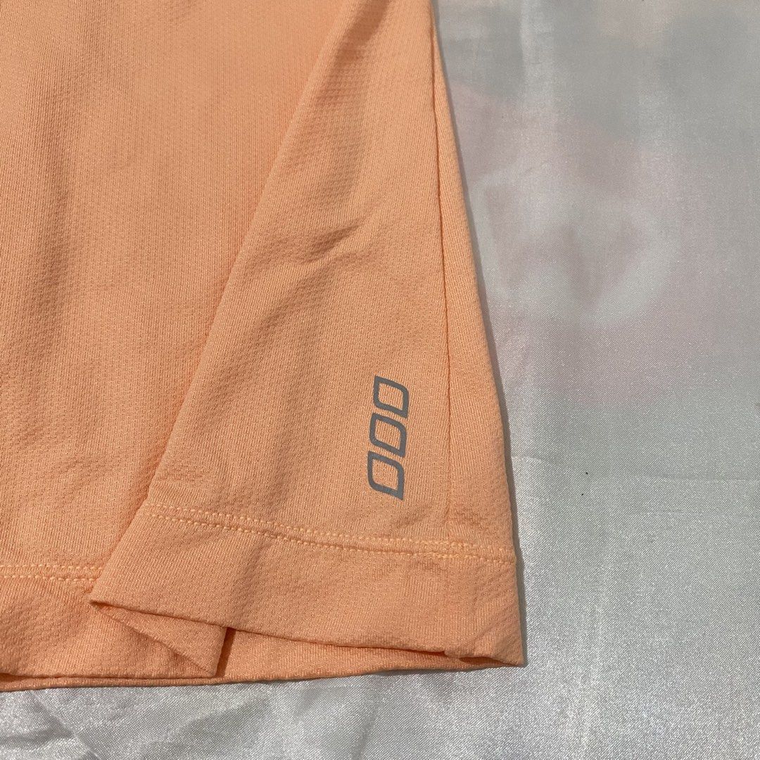 LORNA JANE SPORTS TOP (Category: Activewear) located in San Carlos. Submitted by finest_selection (Listing ID 1454519920, Image 2). Description: Lorna jane sports top S-M Super like new; comfy and lightweight.