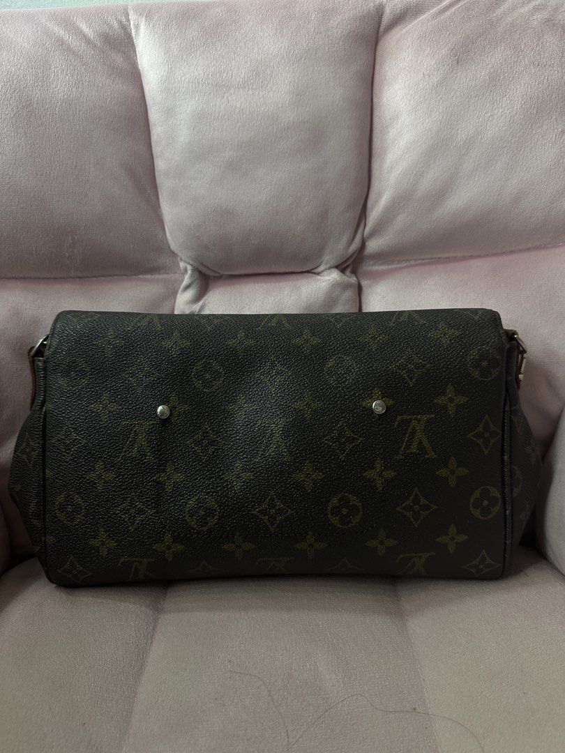 Louis Vuitton Favorite Bag (Category: Luxury Bags & Wallets) located in Santa Maria. Submitted by mrgrttrys (Listing ID 1454516322, Image 2). Description: - Authentic Louis Vuitton Monogram Bag - Classic LV Print - Gold Chain Strap - Interior Zipped Pocket - Interior Patch Pocket - Suitable for Day or Night Use - Noteworthy: Some signs of wear inside.