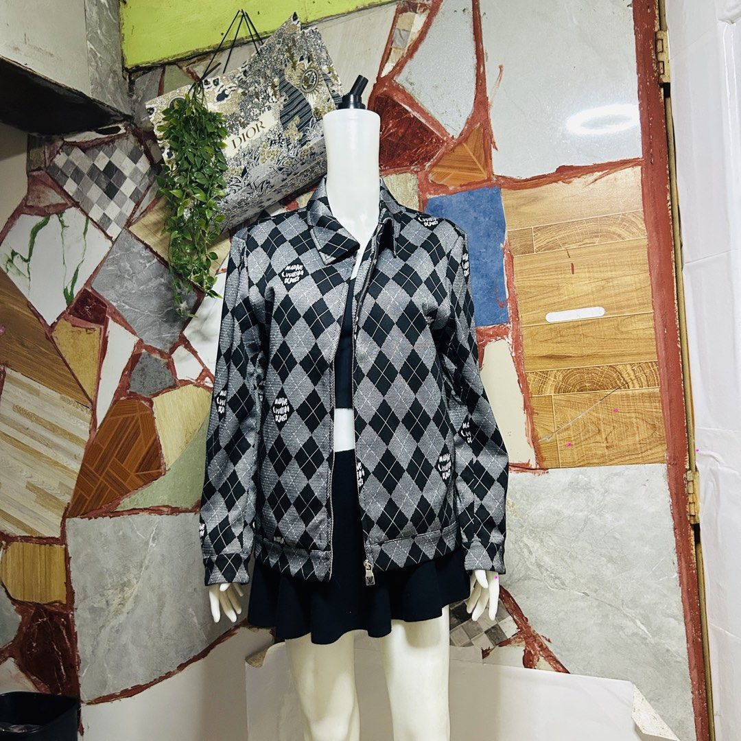 Louis Vuitton Monogram Jacket (Category: Luxury Apparel) located in Baguio. Submitted by kckc_luxury (Listing ID 1454511455, Image 3). Description: 🌸 TINY PINK SPOTS ARE LENS DAMAGE, NOT CLOTH STAINS ————————— ❗️KINDLY READ BEFORE MAKING AN OFFER❗️ LISTING DETAILS size: medium width x length (inches): 22 x 26 condition: excellent --- MOP: Gcash / BPI MOD: J&T / JRS LOCATION: Baguio City --- NOTE: • Manage your expectations • Photos did not go un
