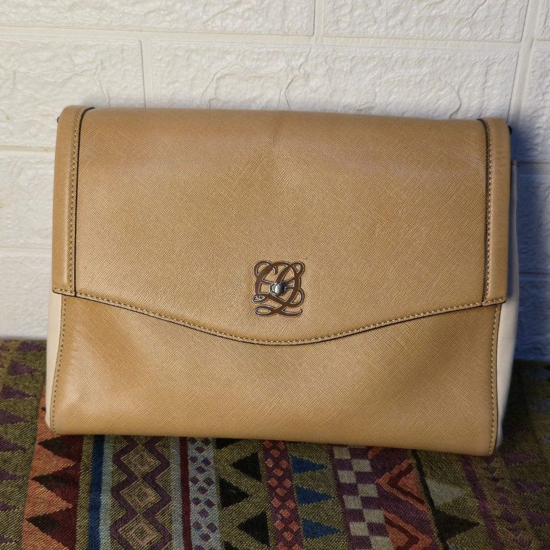 LQ shoulder bag 2 tone (Category: Shoulder Bags) located in Manila. Submitted by spongeb0b.14 (Listing ID 1454427062, Image 1). Description: long strap available with signs of use and minor flaws BAWAL SA MASELAN.