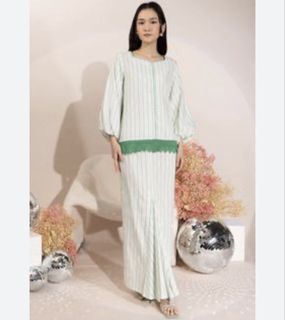 (Category: ) located in . Submitted by revivalcloset.co (Listing ID 1454497858, Image 1). Description: .