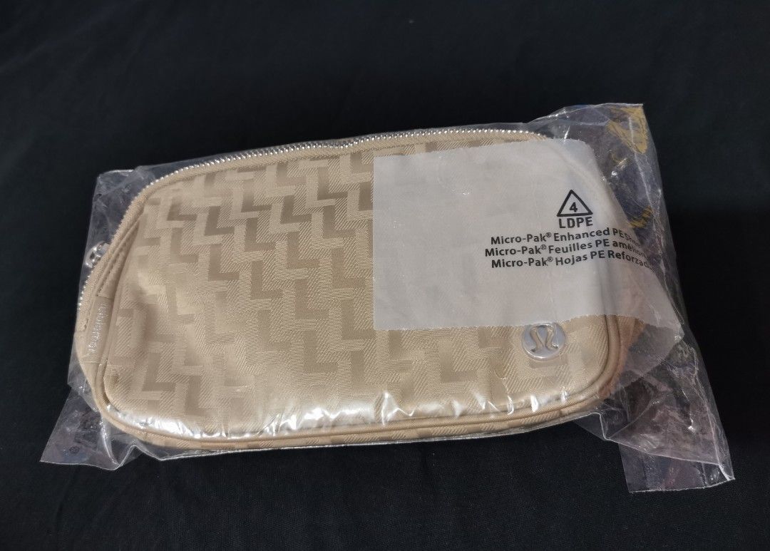 lululemon belt bag 1L jacquard (Category: Luxury Bags & Wallets) located in Quezon City. Submitted by chezca0818 (Listing ID 1454379624, Image 2). Description: 100% original from US Brand new Onhand Lalamove ready.