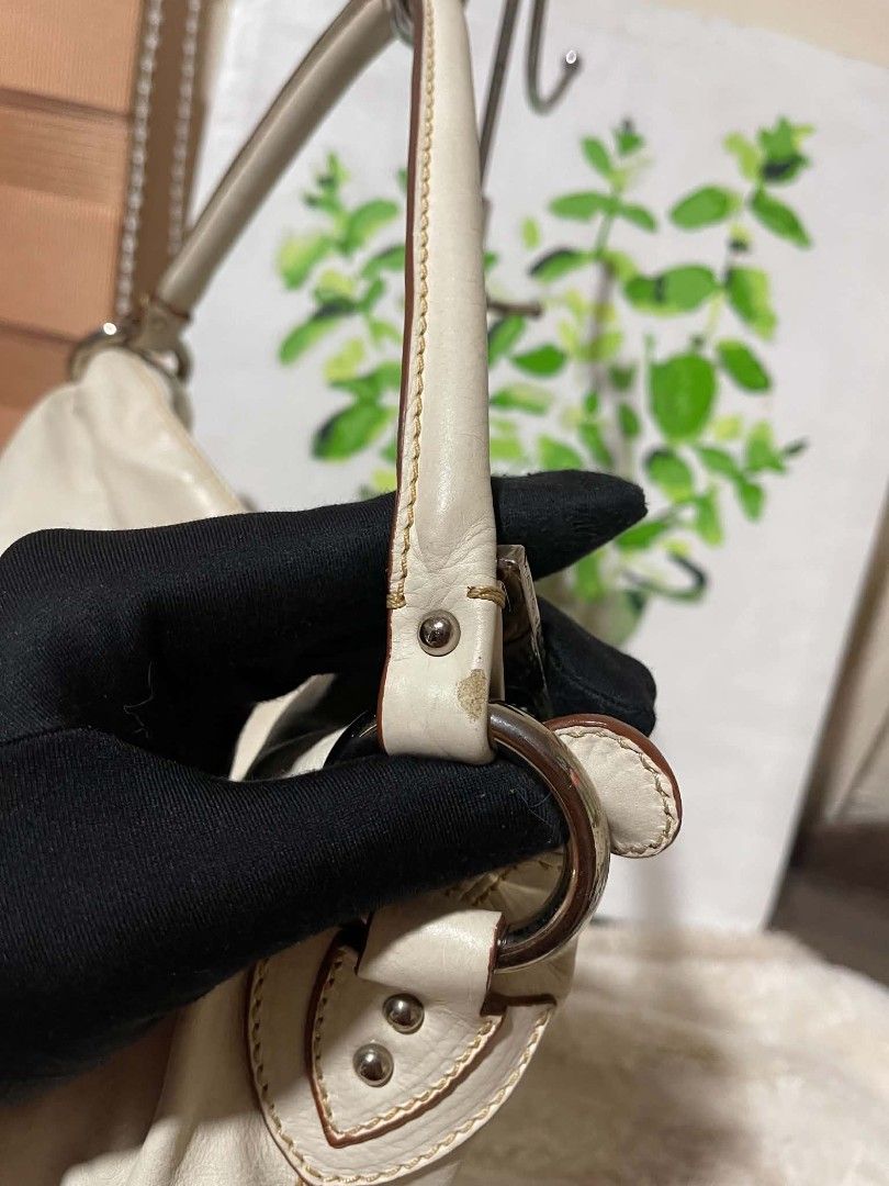 Marc Jacobs Buckle leather shoulder bag Original (Category: Luxury Bags & Wallets) located in Naawan. Submitted by twillycalledprelovedbags (Listing ID 1454468667, Image 2). Description: issue may rubs, dirt and pen mark sa loob.