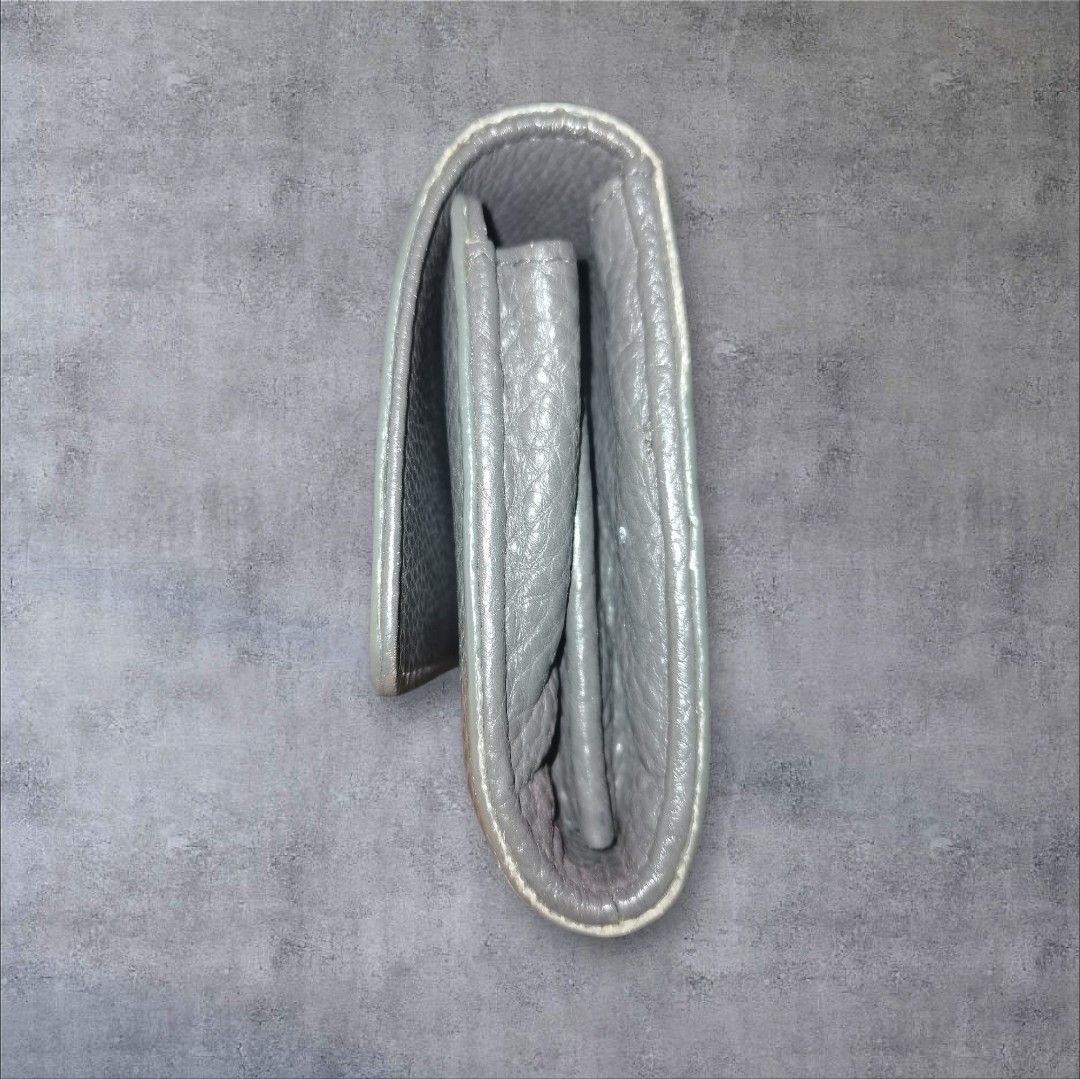 Marc Jacobs wallet (Category: Wallets & Card holders) located in Manila. Submitted by eagerbeaverph (Listing ID 1454461283, Image 2). Description: Marc Jacobs wallet H 4 inches W 8 D 1 Minimal signs of usage Rubbings o the corners etc Please see detailed pics Dm.