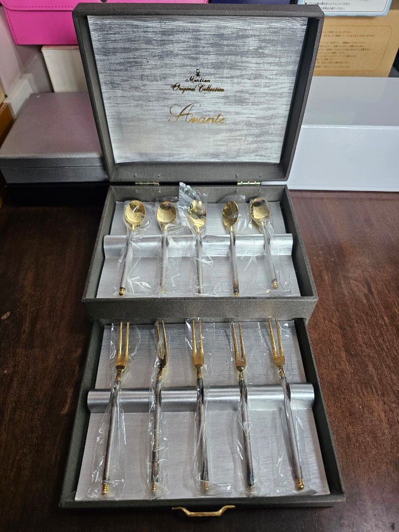 MARTIAN Avante Cutlery Set - 10 pcs (Category: Coffee & Tea Tableware) located in Quezon City. Submitted by senyoramaria (Listing ID 1454372583, Image 1). Description: MARTIAN Orifinal Collection Avante Cutlery Set in hard case Gold plated 10 pcs 5 x Teaspoons 5 x Dessert Forks Php800❗️.