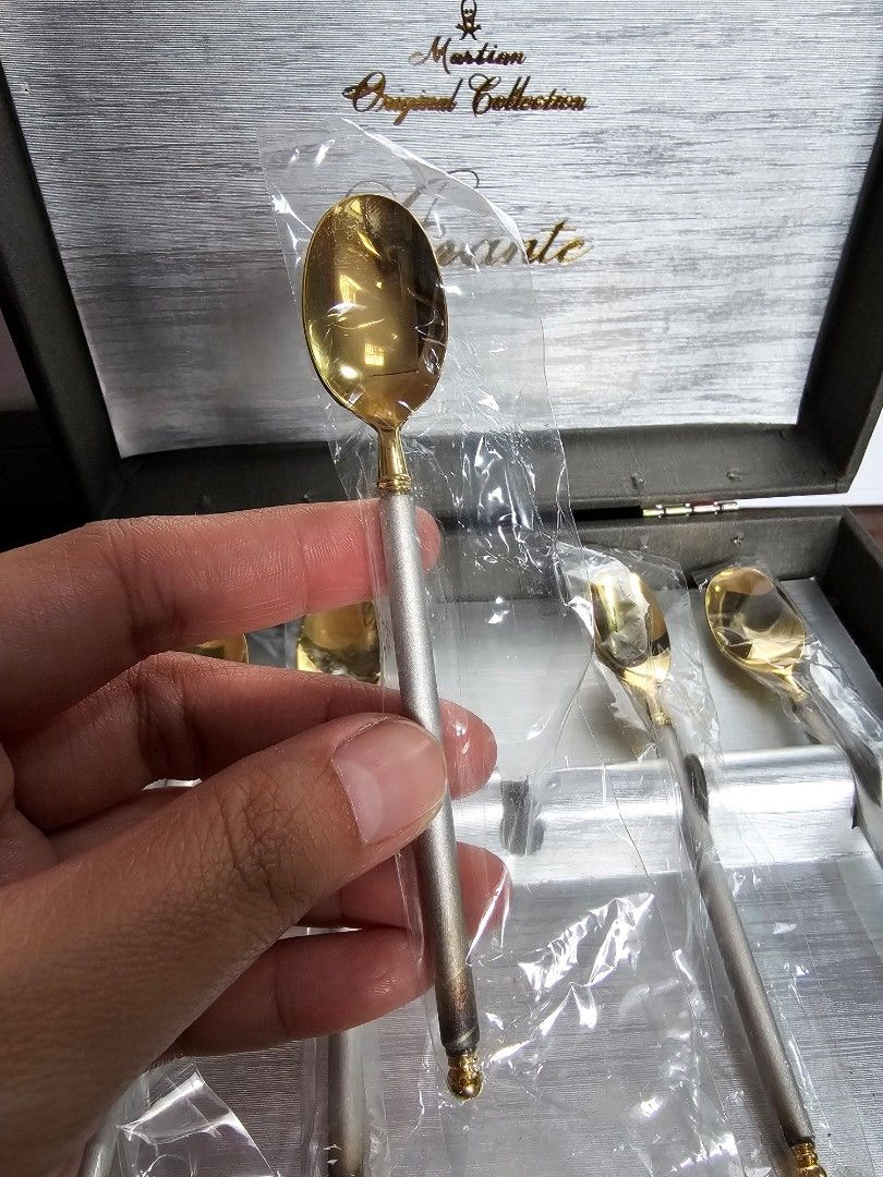 MARTIAN Avante Cutlery Set - 10 pcs (Category: Coffee & Tea Tableware) located in Quezon City. Submitted by senyoramaria (Listing ID 1454372583, Image 3). Description: MARTIAN Orifinal Collection Avante Cutlery Set in hard case Gold plated 10 pcs 5 x Teaspoons 5 x Dessert Forks Php800❗️.