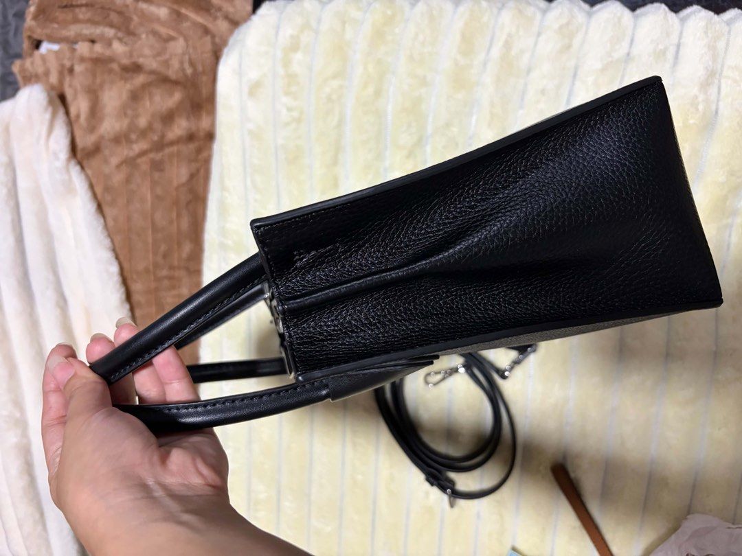 Michael Kors Mercer Medium (Category: Luxury Bags & Wallets) located in Angadanan. Submitted by brightearth-ca44 (Listing ID 1454554537, Image 3). Description: Onhand 💯 Authentic No tag price, with carecard and dustbag Bought in US.