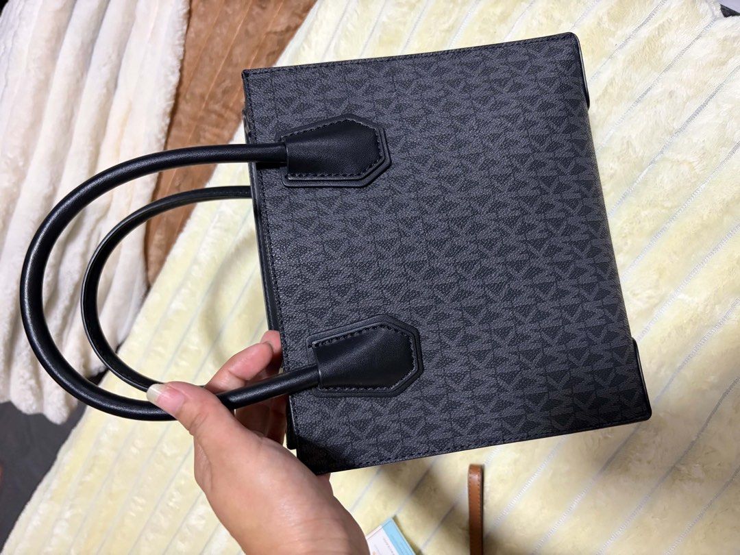 Michael Kors Mercer Medium (Category: Luxury Bags & Wallets) located in Angadanan. Submitted by brightearth-ca44 (Listing ID 1454554537, Image 2). Description: Onhand 💯 Authentic No tag price, with carecard and dustbag Bought in US.