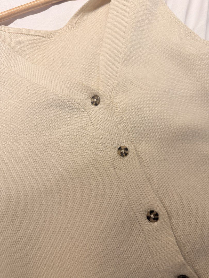 Minimalist Knitted Beige Vest (Category: Others Tops) located in Quezon City. Submitted by ccmirae (Listing ID 1454485374, Image 2). Description: .