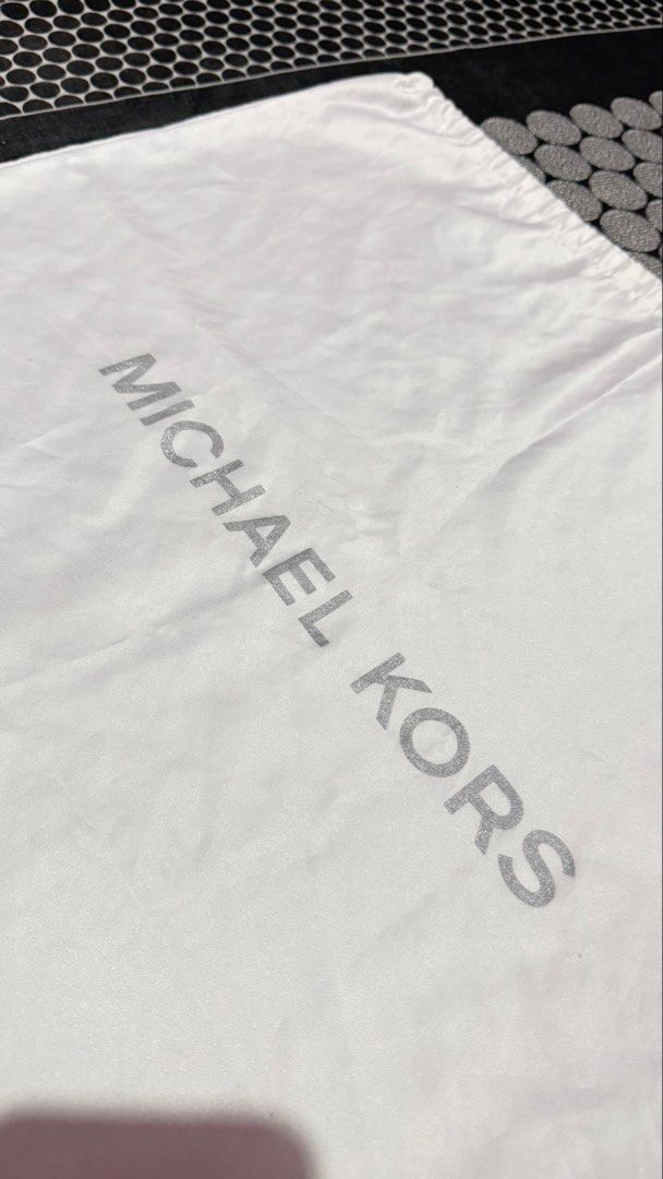 MK Dustbag L- XL size (Category: Luxury Bags & Wallets) located in Caloocan City. Submitted by tokyo112419 (Listing ID 1454440463, Image 2). Description: Preowned dustbag Large to XL size Pde sa backpack .