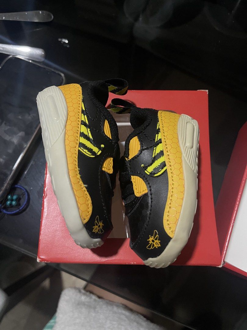 Nike Baby Shoes (Category: Babies & Kids Fashion) located in Las Pinas. Submitted by marqusasasas (Listing ID 1454428702, Image 3). Description: Brand new, never used. Complete with original box. Black/yellow colorway, super clean..