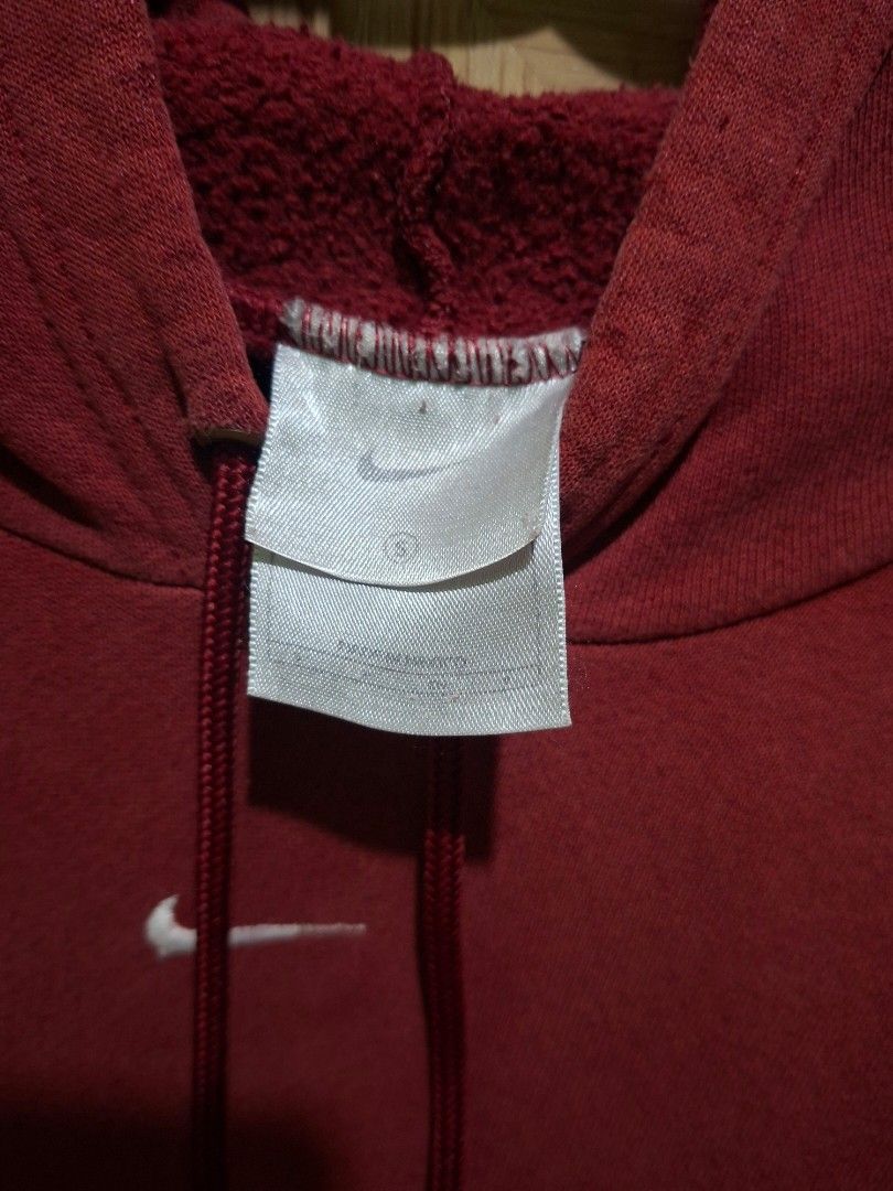 Nike Red Pullover Hoodie (Category: Hoodies) located in Paranaque City. Submitted by stufflykdat (Listing ID 1454474304, Image 2). Description: - Classic Nike hoodie - Deep red color - Front pocket - Drawstring hood - Comfortable cotton-polyester blend - Ideal for casual wear - Easy to style with jeans or shorts.