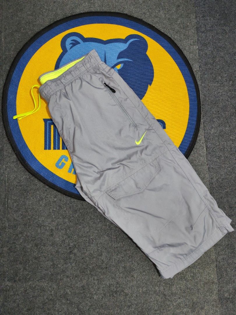 Nike Tech Woven Shorts (Category: Activewear) located in Santa Rosa. Submitted by vann26 (Listing ID 1454427497, Image 1). Description: Nike Tech Woven Shorts🔥 Size: Large on tag Dimes: 30-32W x 26L Color Rate: 9.5/10 Condition: Excellente Free size 6 Pockets w/ Drawstring ATHDPT/The athletic Dept. Ideal for workouts or casual wear No issues Via Jnt/Lalamove loc:Laguna Mop: Gcash/Payment first 780 only 💸.