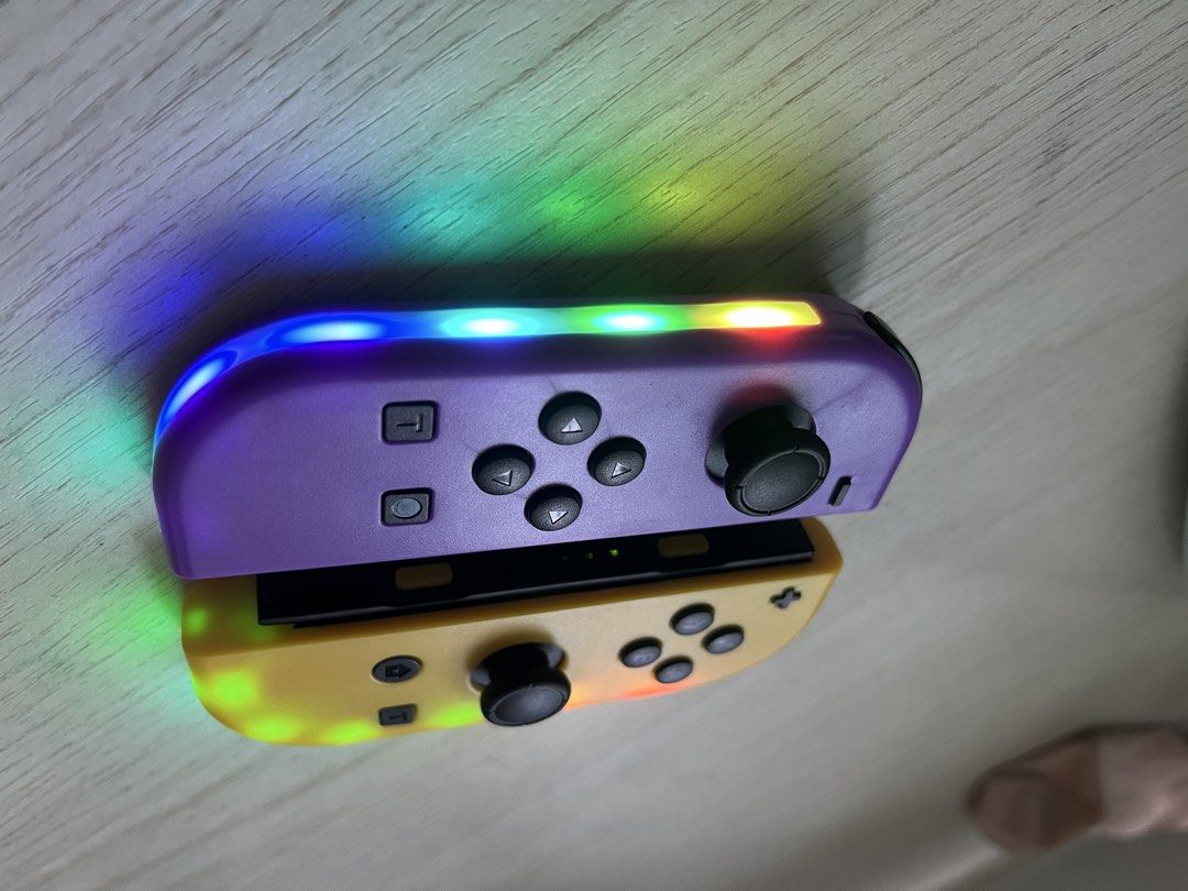 nintendo controller (Category: Nintendo) located in Singapore. Submitted by youngwind_888744 (Listing ID 1454461950, Image 1). Description: Bought the wrong pair was supposed to be buy nintendo 2 but bought nintendo 1 instead. can come pickup or if u go to u delivery $10 xtra Yes theres lights .