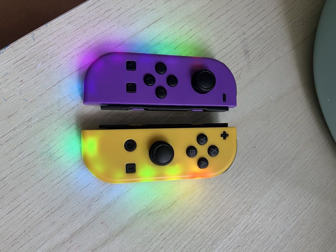 nintendo controller (Category: Nintendo) located in Singapore. Submitted by youngwind_888744 (Listing ID 1454461950, Image 3). Description: Bought the wrong pair was supposed to be buy nintendo 2 but bought nintendo 1 instead. can come pickup or if u go to u delivery $10 xtra Yes theres lights .
