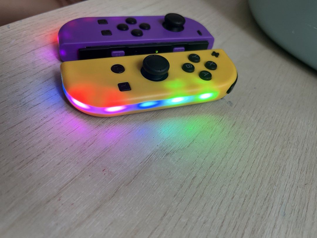 nintendo controller (Category: Nintendo) located in Singapore. Submitted by youngwind_888744 (Listing ID 1454461950, Image 2). Description: Bought the wrong pair was supposed to be buy nintendo 2 but bought nintendo 1 instead. can come pickup or if u go to u delivery $10 xtra Yes theres lights .