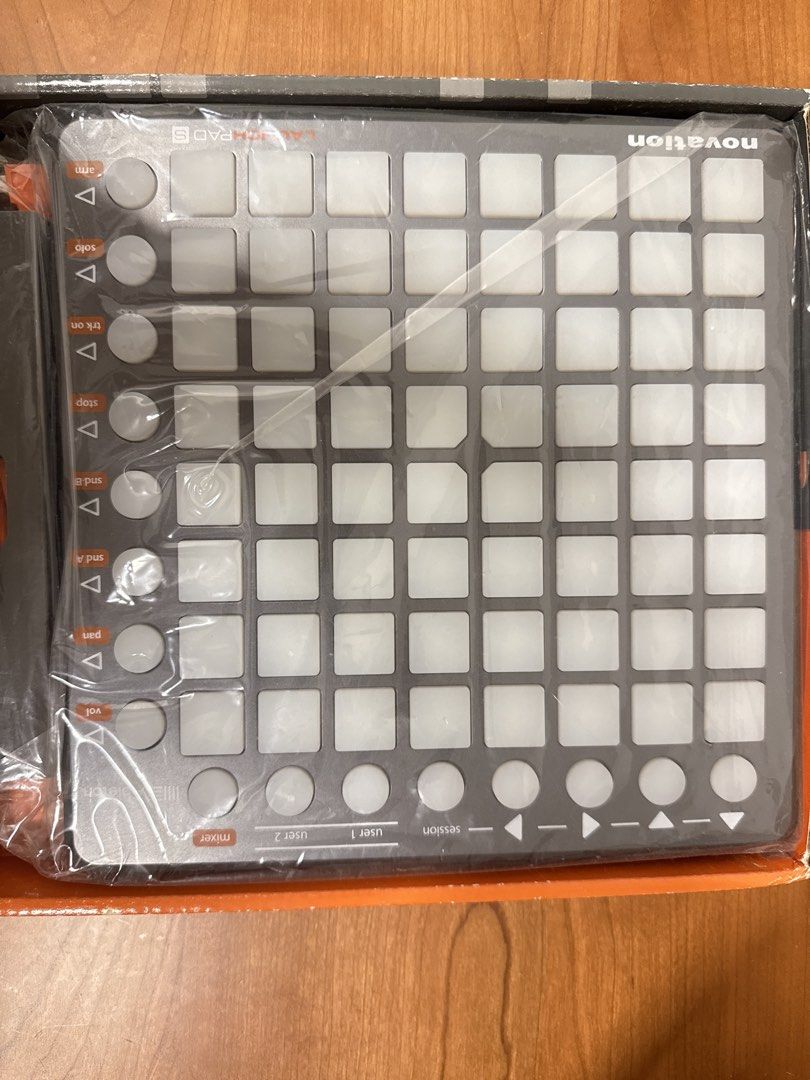 Notation Launchpad S (Category: Music Accessories) located in Singapore. Submitted by bsyang_sg (Listing ID 1454524040, Image 3). Description: Almost brand new, barely used and in excellent condition. Fully functional with no issues..