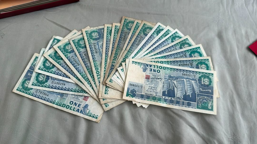 Old notes (Category: Currency) located in Singapore. Submitted by darrylphan10059 (Listing ID 1454530957, Image 4). Description: Set of 1 and 2 dollar, dm with best price Current Available: 5 pieces $2 boat 13 pieces $1 boat 22 pieces $1 bird.