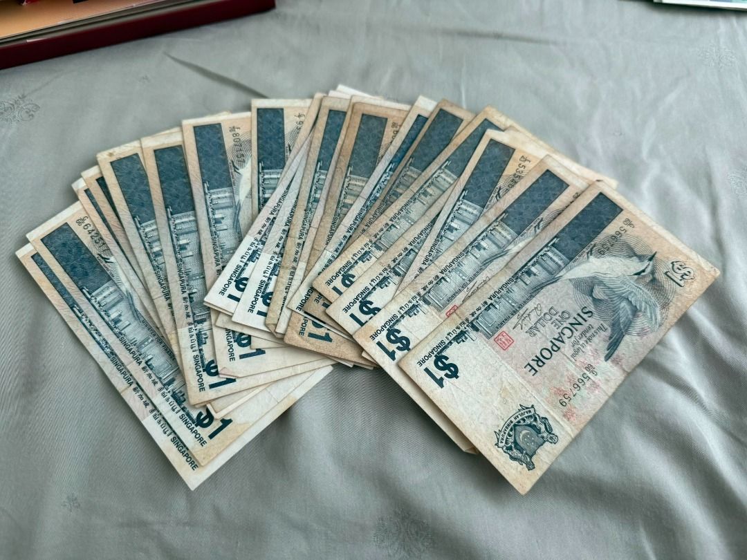 Old notes (Category: Currency) located in Singapore. Submitted by darrylphan10059 (Listing ID 1454530957, Image 3). Description: Set of 1 and 2 dollar, dm with best price Current Available: 5 pieces $2 boat 13 pieces $1 boat 22 pieces $1 bird.