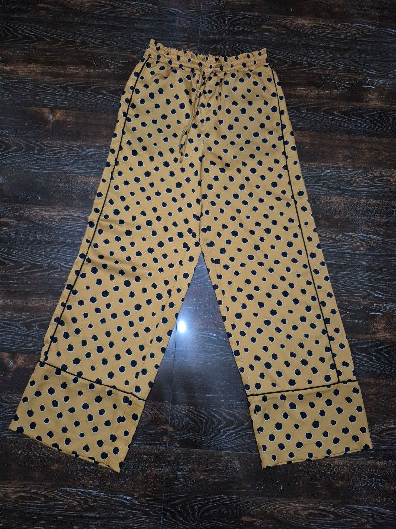 Only Regular Fit Pants (Category: Other Bottoms) located in Santa Cruz. Submitted by deenem (Listing ID 1454505709, Image 2). Description: Waist: 26-32 Lenght: 38.5.
