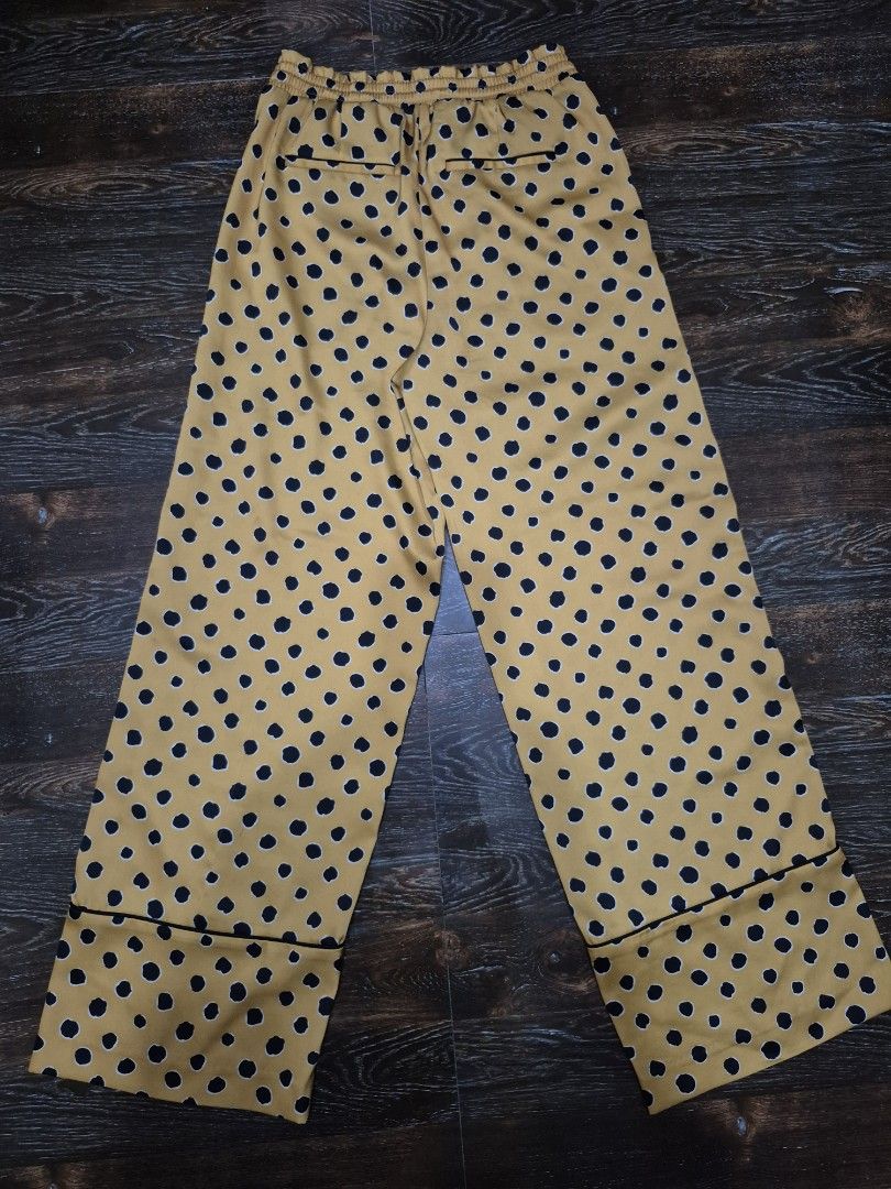 Only Regular Fit Pants (Category: Other Bottoms) located in Santa Cruz. Submitted by deenem (Listing ID 1454505709, Image 3). Description: Waist: 26-32 Lenght: 38.5.