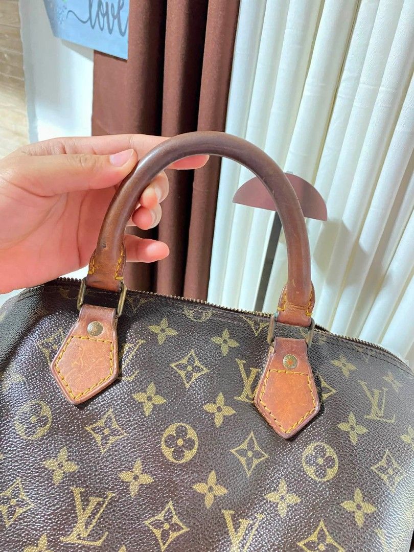 Orig vintage speedy 35 (Category: Luxury Apparel) located in Tagum. Submitted by luxbagelyas (Listing ID 1454467871, Image 2). Description: with flaws sa corners,at pipings parang project bag na to bawal to sa maselan but matibay pa nmn maggmit pa.