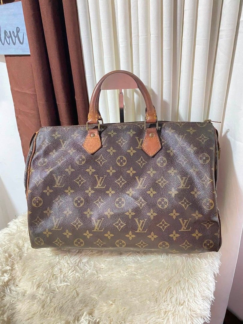Orig vintage speedy 35 (Category: Luxury Apparel) located in Tagum. Submitted by luxbagelyas (Listing ID 1454467871, Image 1). Description: with flaws sa corners,at pipings parang project bag na to bawal to sa maselan but matibay pa nmn maggmit pa.