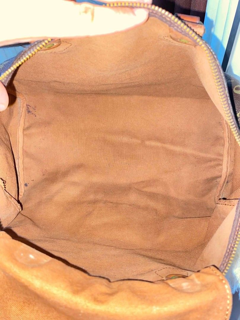 Orig vintage speedy 35 (Category: Luxury Apparel) located in Tagum. Submitted by luxbagelyas (Listing ID 1454467871, Image 3). Description: with flaws sa corners,at pipings parang project bag na to bawal to sa maselan but matibay pa nmn maggmit pa.