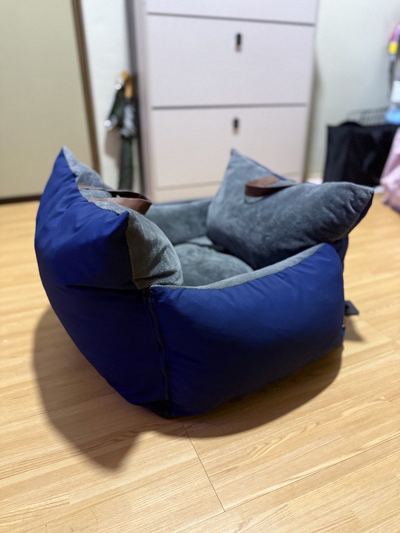Pet car seat booster/carrier (Category: Homes & Other Pet Accessories) located in San Pedro. Submitted by titania4991 (Listing ID 1454405846, Image 1). Description: Polyester 60x60x35cm .