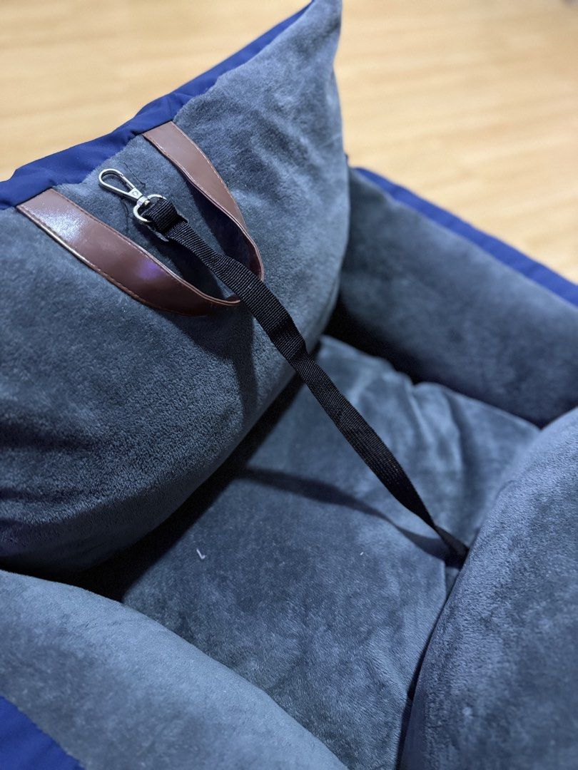 Pet car seat booster/carrier (Category: Homes & Other Pet Accessories) located in San Pedro. Submitted by titania4991 (Listing ID 1454405846, Image 3). Description: Polyester 60x60x35cm .