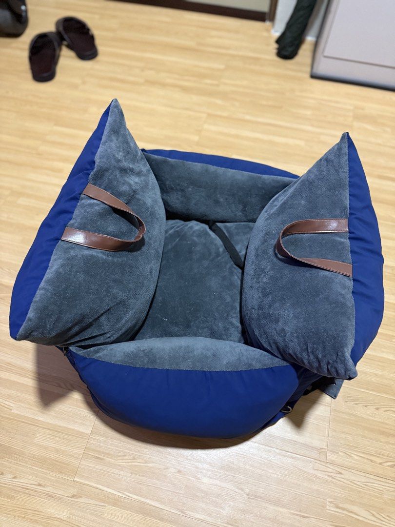 Pet car seat booster/carrier (Category: Homes & Other Pet Accessories) located in San Pedro. Submitted by titania4991 (Listing ID 1454405846, Image 2). Description: Polyester 60x60x35cm .