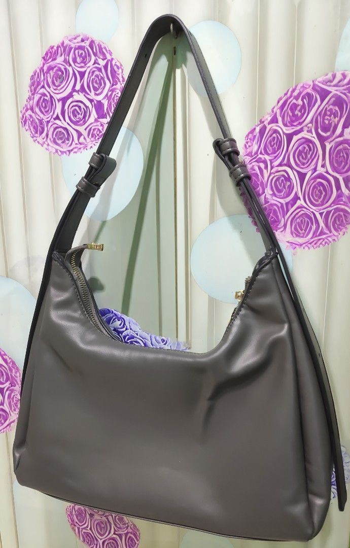 Preloved Mumu Select Shoulder Bag (Category: Luxury Bags & Wallets) located in Taguig. Submitted by dinah_mendez (Listing ID 1454407880, Image 2). Description: Preloved Shoulder Bag Brand: Mumu Select Color: Gray Price: 150.00.