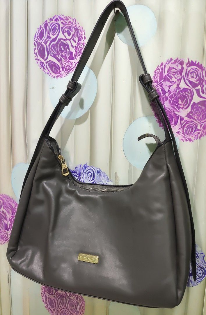 Preloved Mumu Select Shoulder Bag (Category: Luxury Bags & Wallets) located in Taguig. Submitted by dinah_mendez (Listing ID 1454407880, Image 1). Description: Preloved Shoulder Bag Brand: Mumu Select Color: Gray Price: 150.00.
