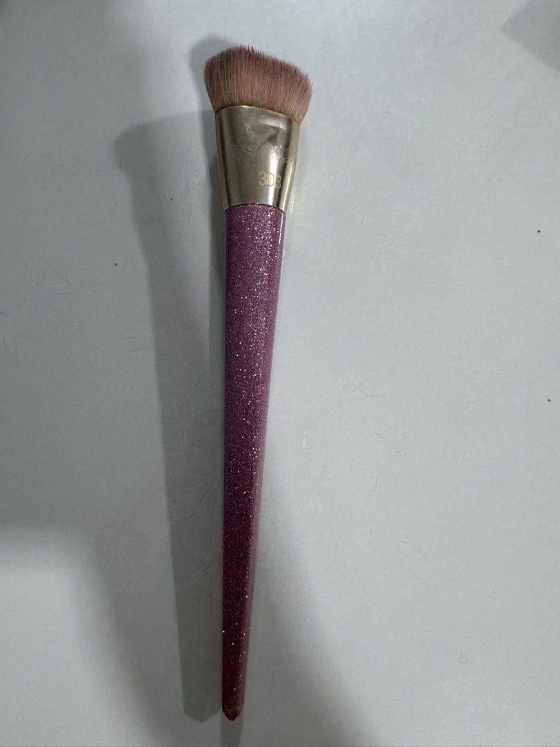 Real Techniques RT-1755 303 Contour Brush Glitter Handle (Category: Makeup) located in Manila. Submitted by decluterthings888 (Listing ID 1454474927, Image 2). Description: - Real Techniques RT-1755 303 Contour Brush - Features a stylish glittery pink handle and gold ferrule - Angled bristles for precise contour application.