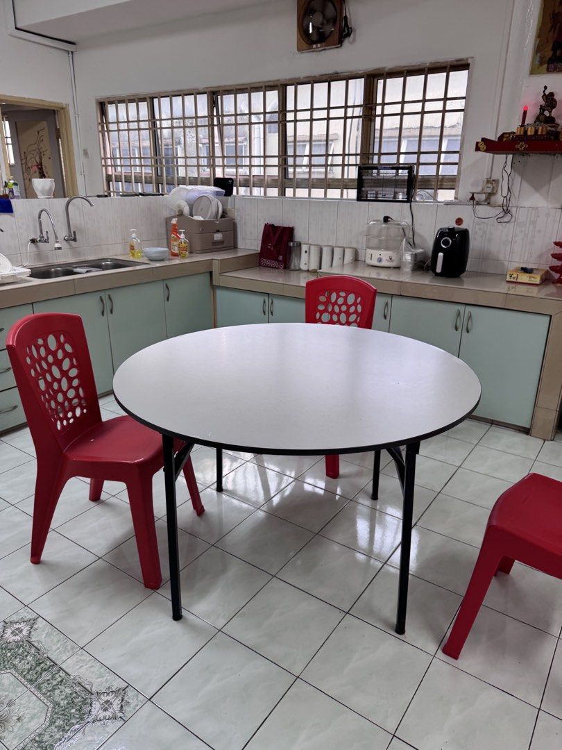 Round Table (Category: Tables & Sets) located in Georgetown. Submitted by yebiooi51315 (Listing ID 1454374771, Image 1). Description: very big Because tuition going to move out, so low price let go pick up ：Bosker academy,50A, jalan psk 8 Condition: 9/10.