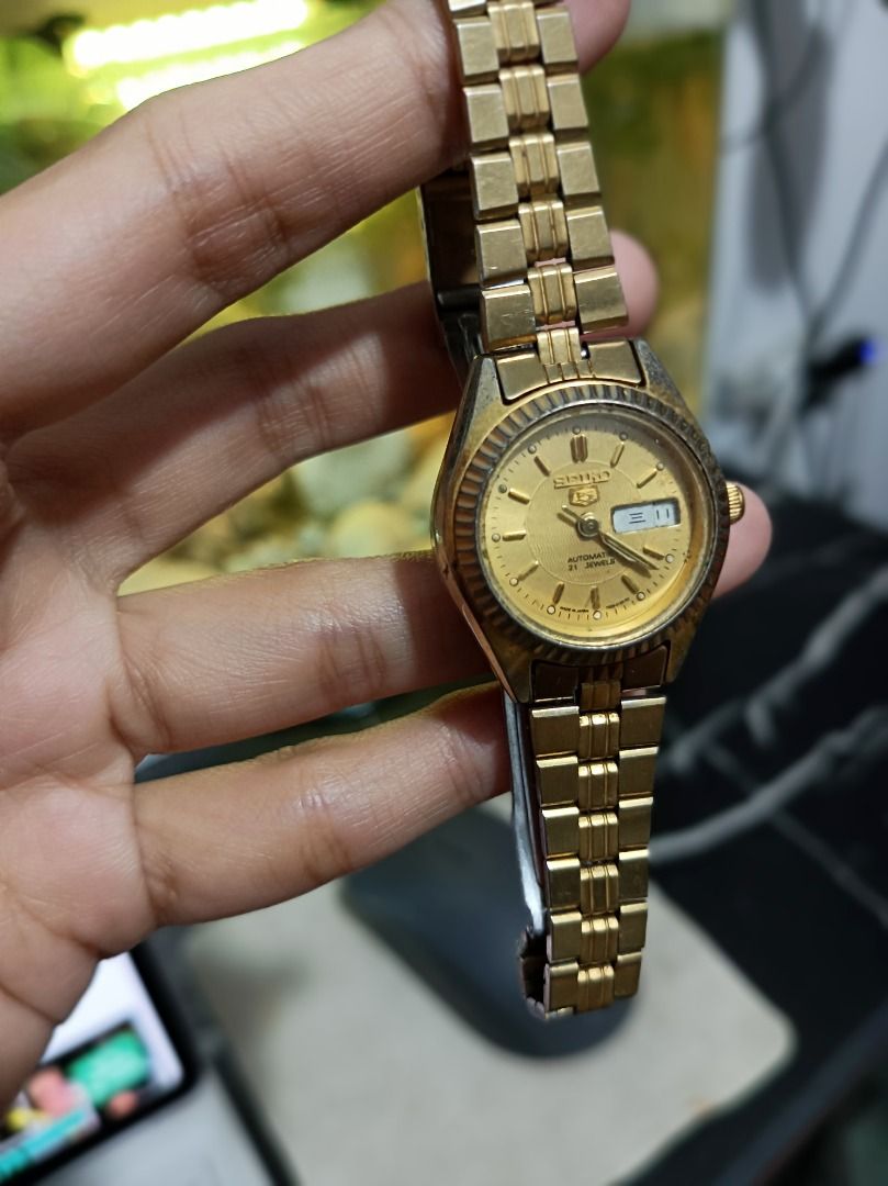 Seiko 5 Automatic Gold Tone Ladies Watch (Category: Women's Watches) located in Caloocan City. Submitted by leiandre_29 (Listing ID 1454544567, Image 1). Description: Vintage Seiko 5 Automatic Ladies Watch (Gold Tone) - 4206-0720 [Authentic / For Repair or Daily Wear] Price: ₱1,200 (As-is condition) working, need re alignment ng minutes and hour hand Description: Authentic Vintage Seiko 5 Ladies Automatic Watch. Classic Rolex-style fluted bezel w