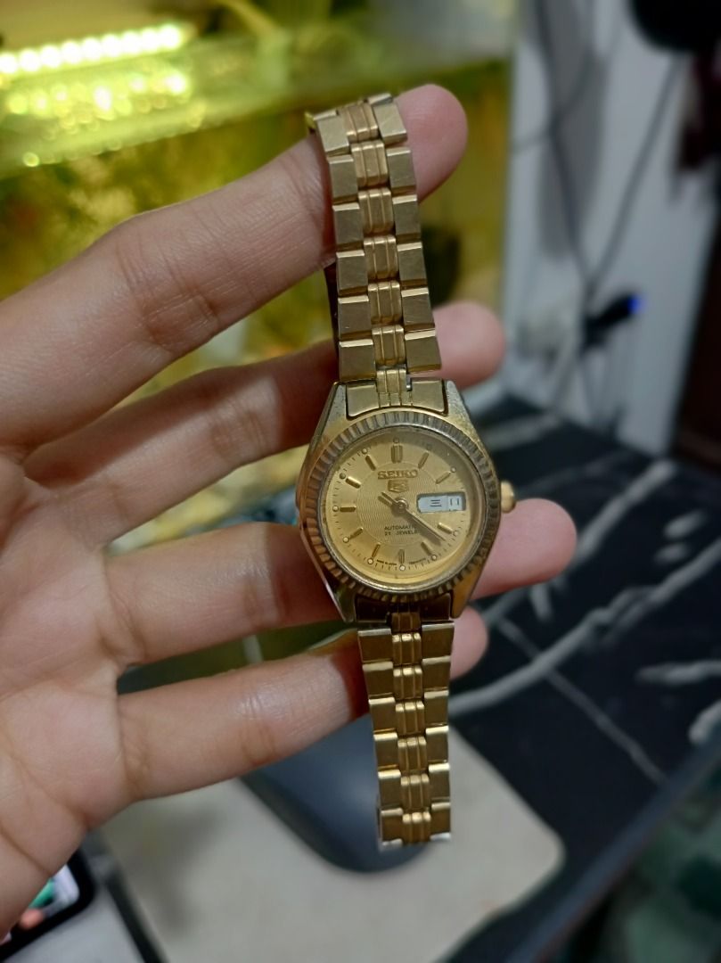 Seiko 5 Automatic Gold Tone Ladies Watch (Category: Women's Watches) located in Caloocan City. Submitted by leiandre_29 (Listing ID 1454544567, Image 2). Description: Vintage Seiko 5 Automatic Ladies Watch (Gold Tone) - 4206-0720 [Authentic / For Repair or Daily Wear] Price: ₱1,200 (As-is condition) working, need re alignment ng minutes and hour hand Description: Authentic Vintage Seiko 5 Ladies Automatic Watch. Classic Rolex-style fluted bezel w