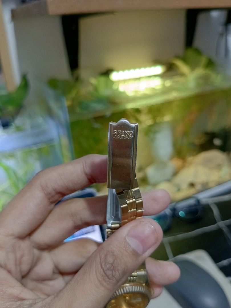 Seiko 5 Automatic Gold Tone Ladies Watch (Category: Women's Watches) located in Caloocan City. Submitted by leiandre_29 (Listing ID 1454544567, Image 3). Description: Vintage Seiko 5 Automatic Ladies Watch (Gold Tone) - 4206-0720 [Authentic / For Repair or Daily Wear] Price: ₱1,200 (As-is condition) working, need re alignment ng minutes and hour hand Description: Authentic Vintage Seiko 5 Ladies Automatic Watch. Classic Rolex-style fluted bezel w