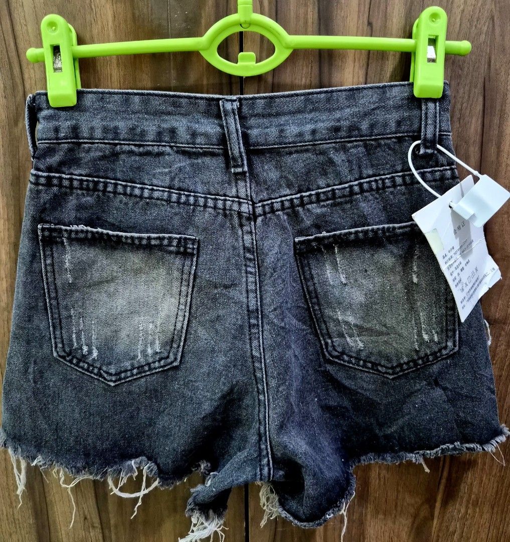 SELECTED UKAY (Category: Shorts) located in Cavite. Submitted by mayzenrah (Listing ID 1454423538, Image 2). Description: WITH TAG PA CYA ikaw na mgbutas ng s buttons.