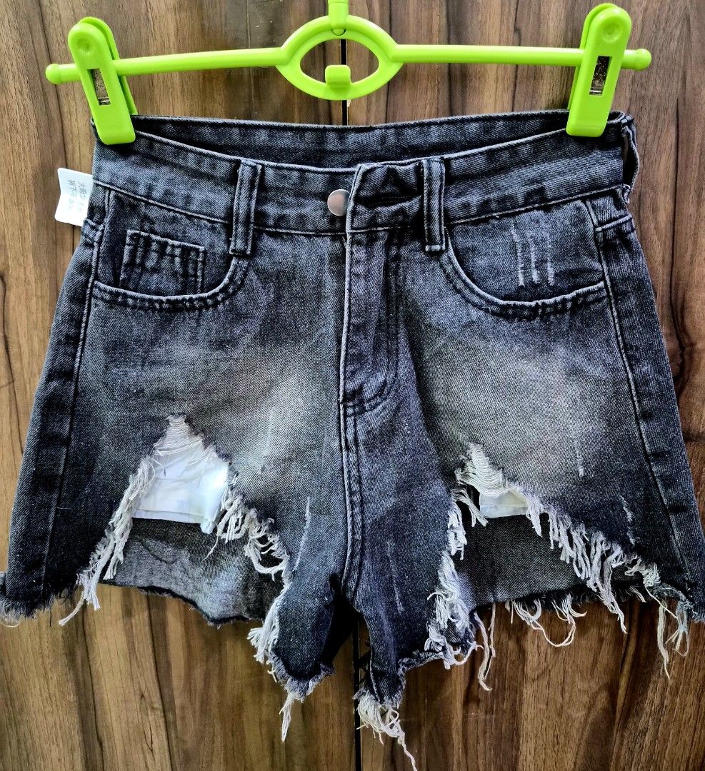 SELECTED UKAY (Category: Shorts) located in Cavite. Submitted by mayzenrah (Listing ID 1454423538, Image 1). Description: WITH TAG PA CYA ikaw na mgbutas ng s buttons.