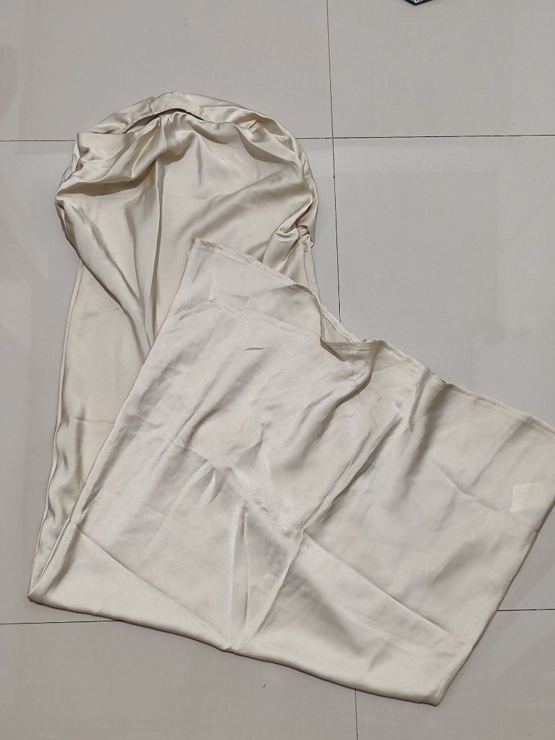 SHEIN Long Skirt Beige (Category: Skirts) located in Dasmarinas. Submitted by cronaur (Listing ID 1454521476, Image 1). Description: - Bought it from a friend (She has the top TvT) - Never worn it - check slides for flaw/s - color may vary due to lighting.