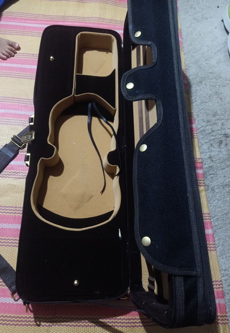 Single Case violin (Category: Musical Instruments) located in Manila. Submitted by miguelmatt20434 (Listing ID 1454400397, Image 1). Description: .