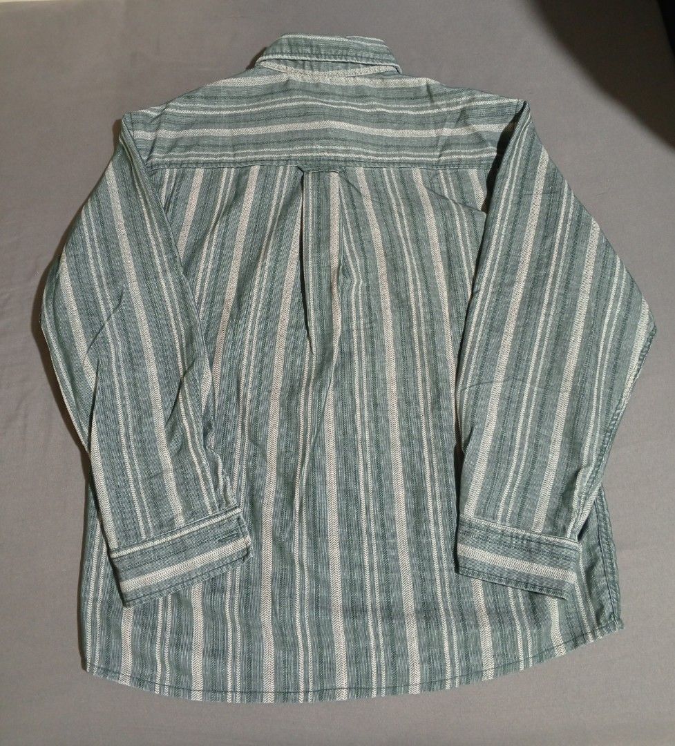Striped Long Sleeve Button Up Shirt (Category: Longsleeves) located in Castillejos. Submitted by eross07 (Listing ID 1454477807, Image 2). Description: - Classic green and white striped long sleeve shirt - Two functional chest pockets - Button-up front for versatile styling - Size L (Original Style tag) - Ideal for casual, everyday wear.
