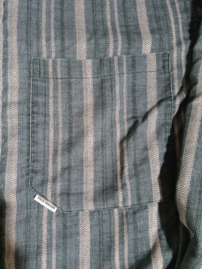 Striped Long Sleeve Button Up Shirt (Category: Longsleeves) located in Castillejos. Submitted by eross07 (Listing ID 1454477807, Image 3). Description: - Classic green and white striped long sleeve shirt - Two functional chest pockets - Button-up front for versatile styling - Size L (Original Style tag) - Ideal for casual, everyday wear.